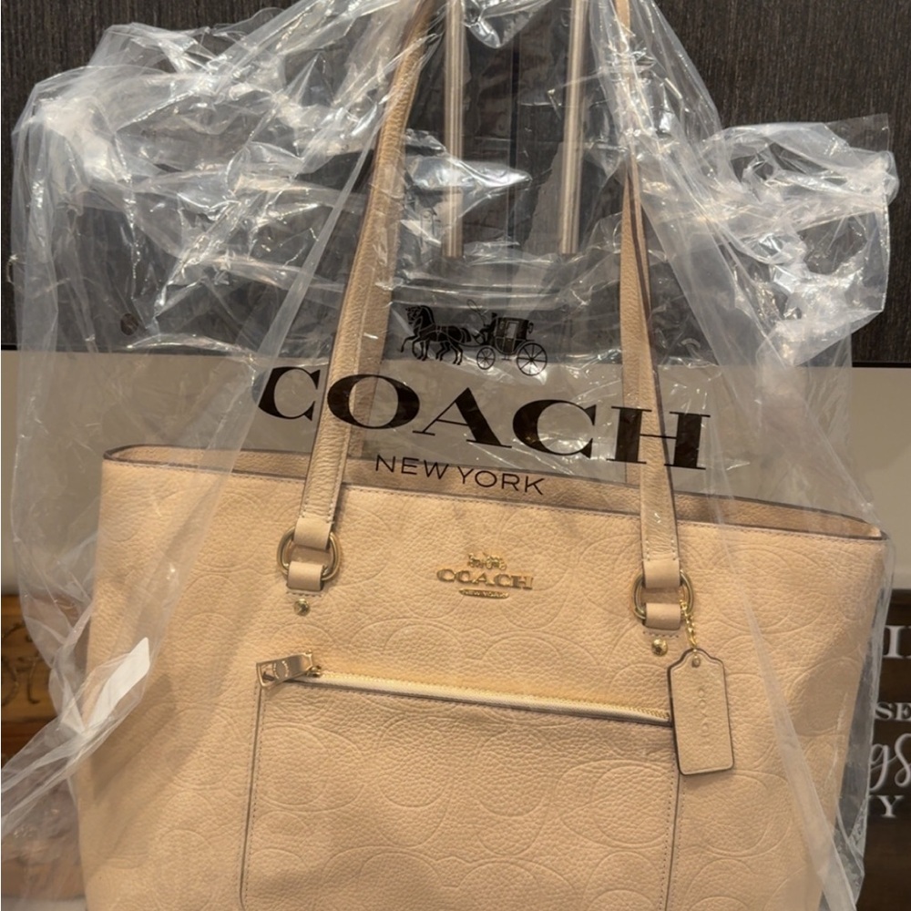 Station Tote Shoulder Bag in Signature leather - Picture 11 of 12